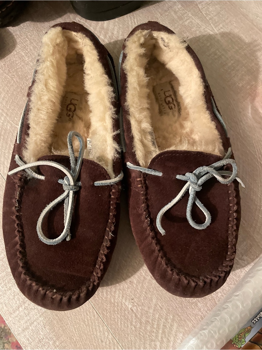 UGG Dakota Brown Suede Moccasin Slipper US 7 Sheepskin Lining house shoes